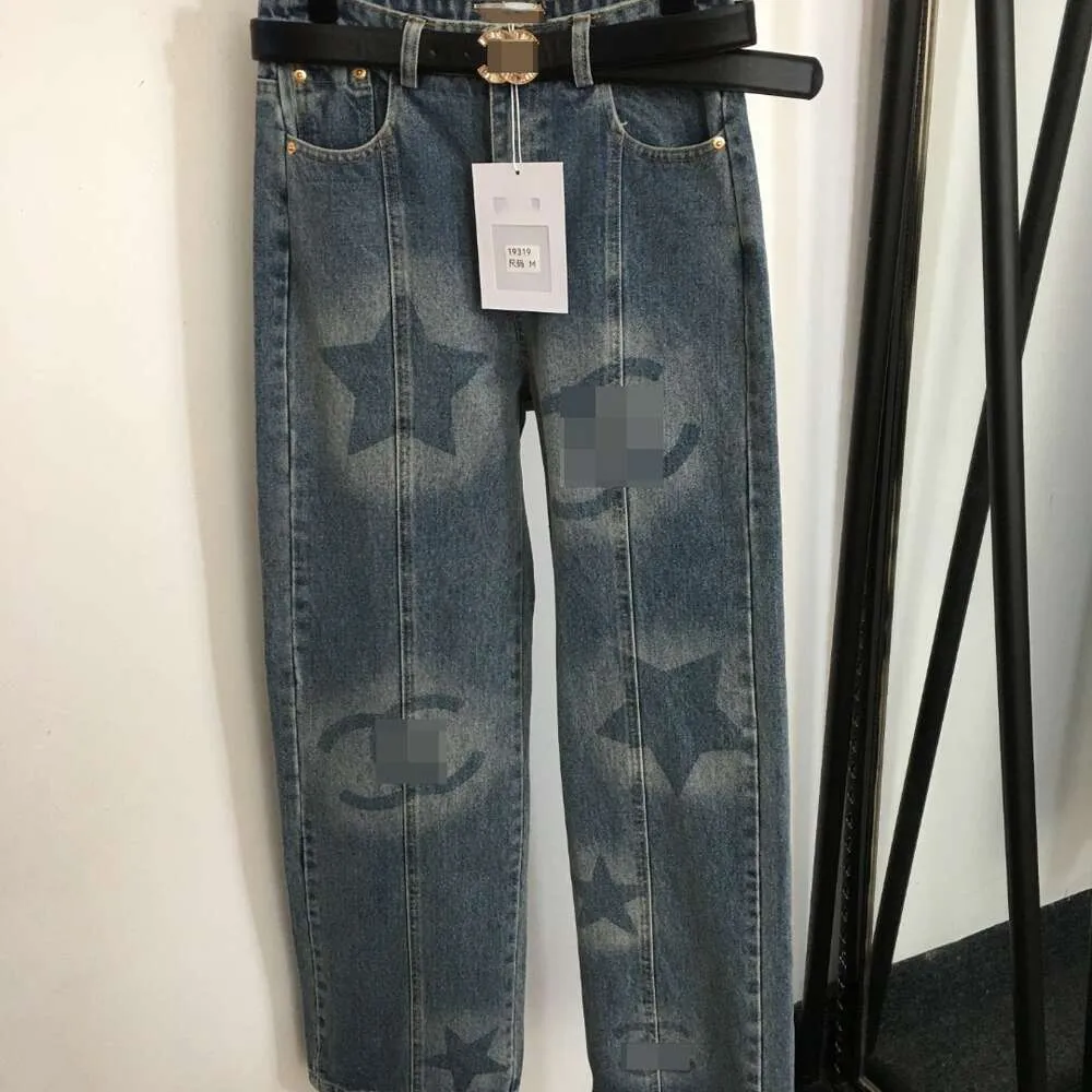 Vielseitige Werbehardware für Frauen mit fünf spitzen Sternmuster gerader Barrel -Denimhose und Gürtel