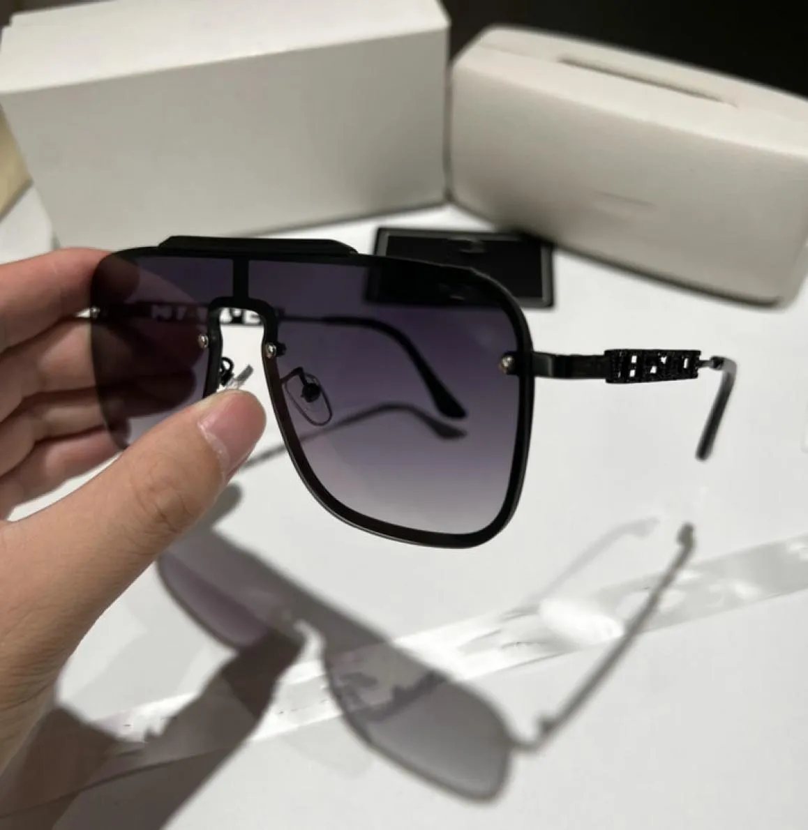 Lunettes de soleil de créateurs de luxe pour hommes Femmes Metal Frame Sunglass Classic Vintage Eyewear Antiuv Cycling Driving Fashion Sun Glasses 3933053