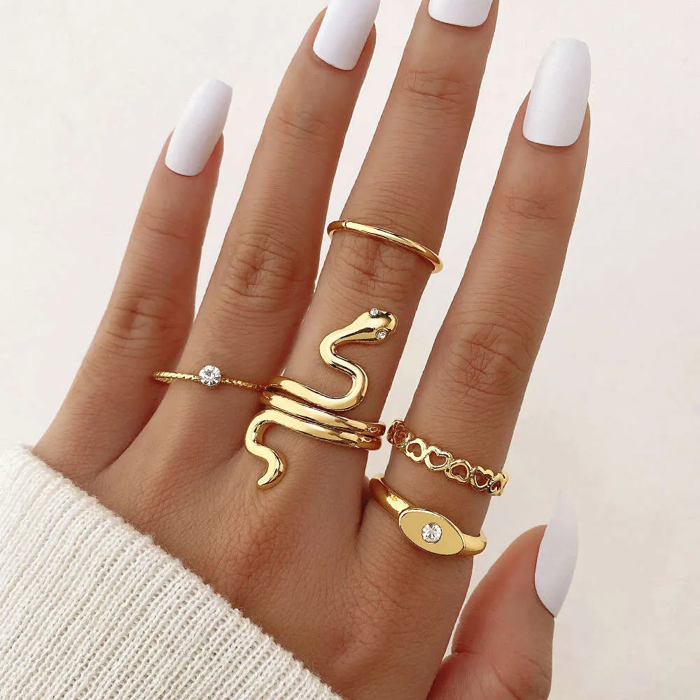 Heta säljande smycken, fashionabla och personlig mikrodiamantormformad ring med ihåliga hjärtögon, 5-delad uppsättning ringar