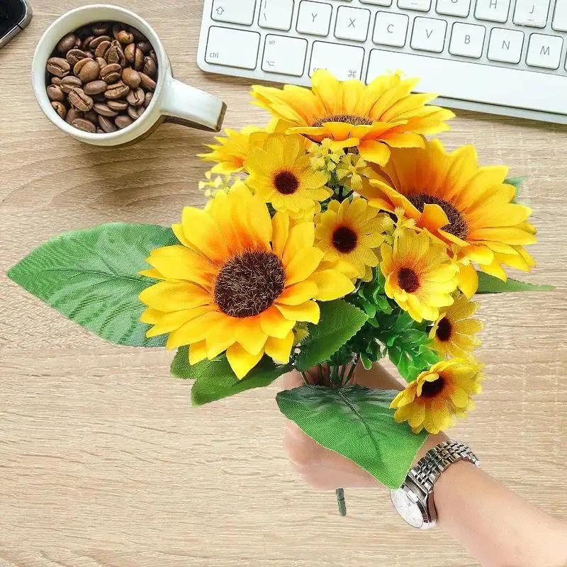 Les fleurs décoratives apportent le charme rustique à votre mariage avec des tournesols artificiels - simulation réaliste pour un décor parfait