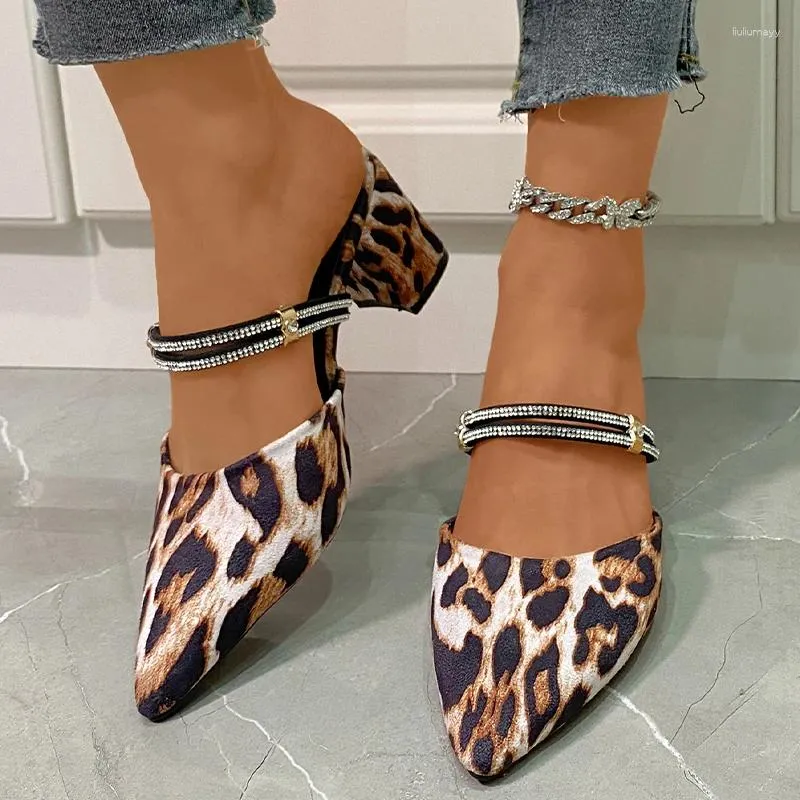Slippers Leopard Sexy Mid Heels Femmes Sandales Point Point Crystal Dress Chaussures 2024 Été Cozy Pumps Tongs Tongs Femmes Femmes
