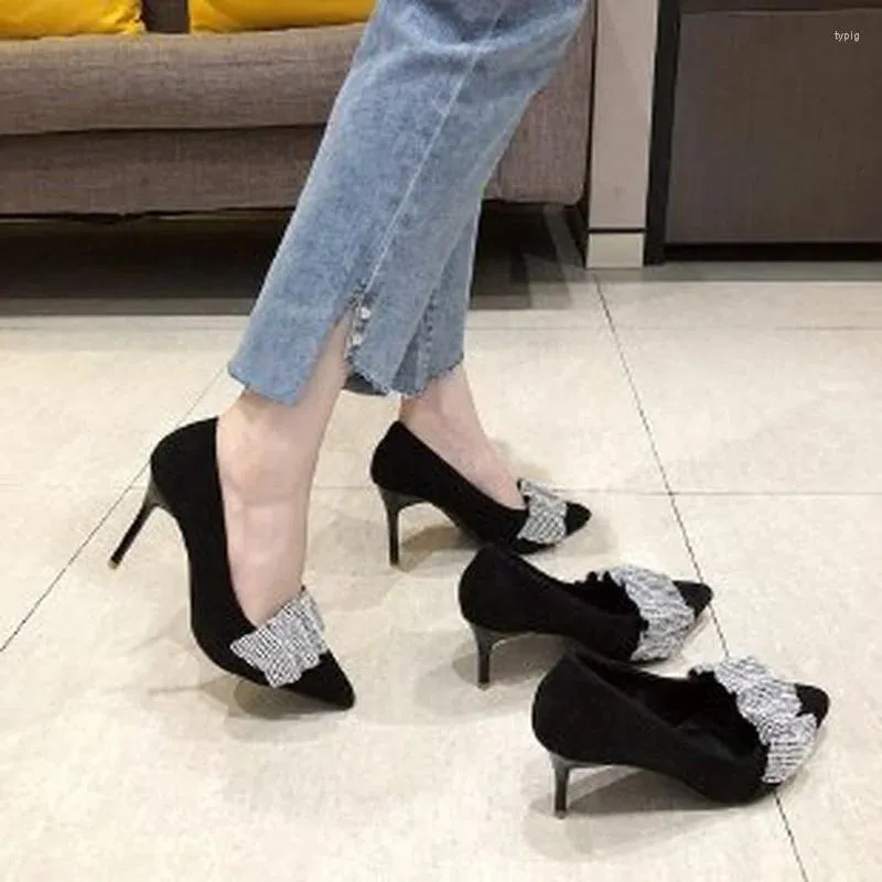 Chaussures habillées 2024 Réthinestone noire High Heels Femmes Stiletto Net Red Temperament All-Match Point Toe Banquet Femme's Single