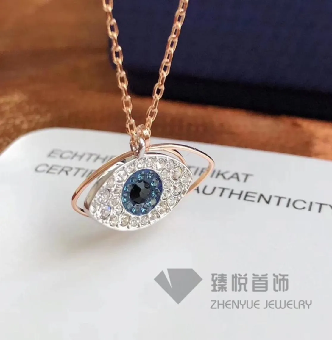 Colliers Version haute Shi Jiashi Qiman Diamond Angel Crystal Pendant clavicule chaîne rovski élément du diable Collier pour les yeux 8184199