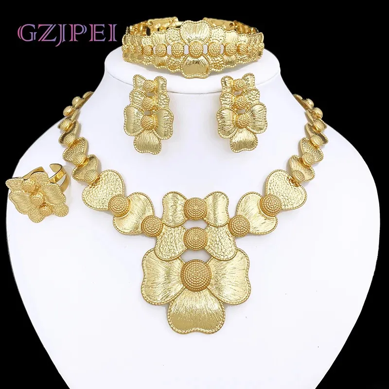 Collier de bijoux classiques Set Nigeria Collier de mode Boucles d'oreilles Bracelet Bracelet Mariage Party Gift 240410