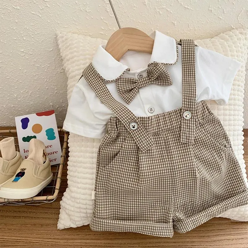 Set di abbigliamento 2024 Summer Children Case Set Codice in stile Cotton College Strishers Swiust Sut Solid White Shirt Include il papillon per 0-6y