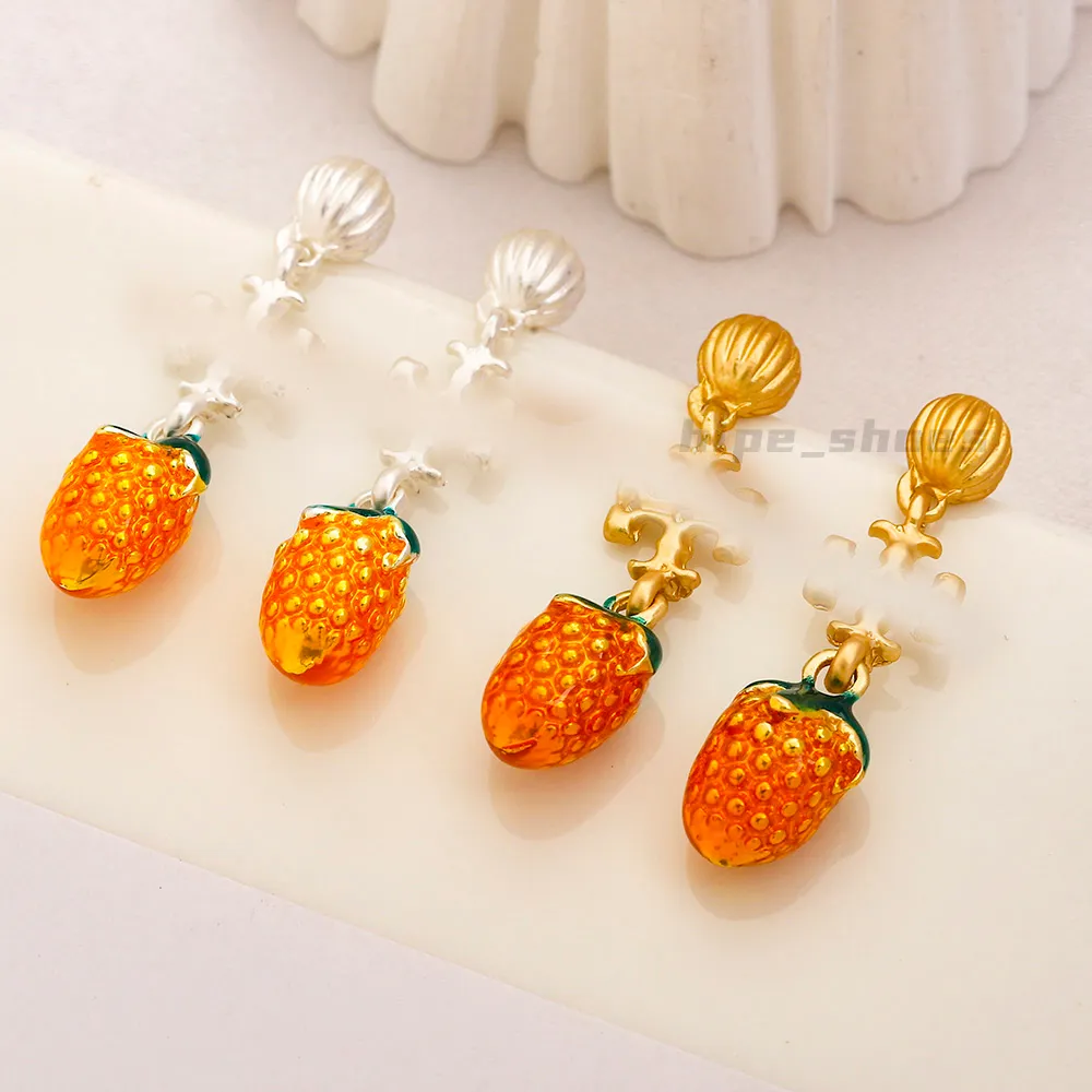 Boucles d'oreilles de glaçure en émail à la fraise, boucles d'oreilles en conception de luxe classiques, bijoux de charme aux fruits, perles de créateurs, adapté aux vêtements quotidiens des femmes