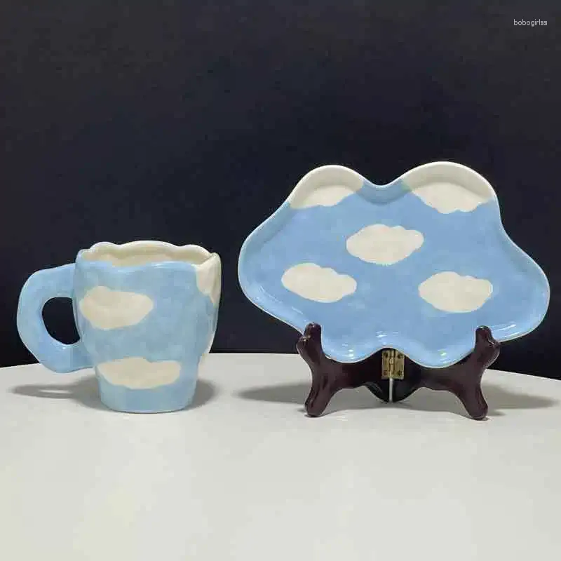 Mokken creatieve handgeschilderde blauwe hemel wolken mok handheld onregelmatige keramische beker en schotel set kleine verse melk koffiekopjes