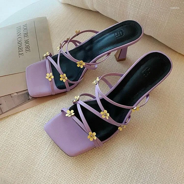 Slippers ins ontwerp violet lederen vrouwen madeliefje decor smal riem zomer prom pumps beige high hakken meisjes feestdia's dammen vrouwen