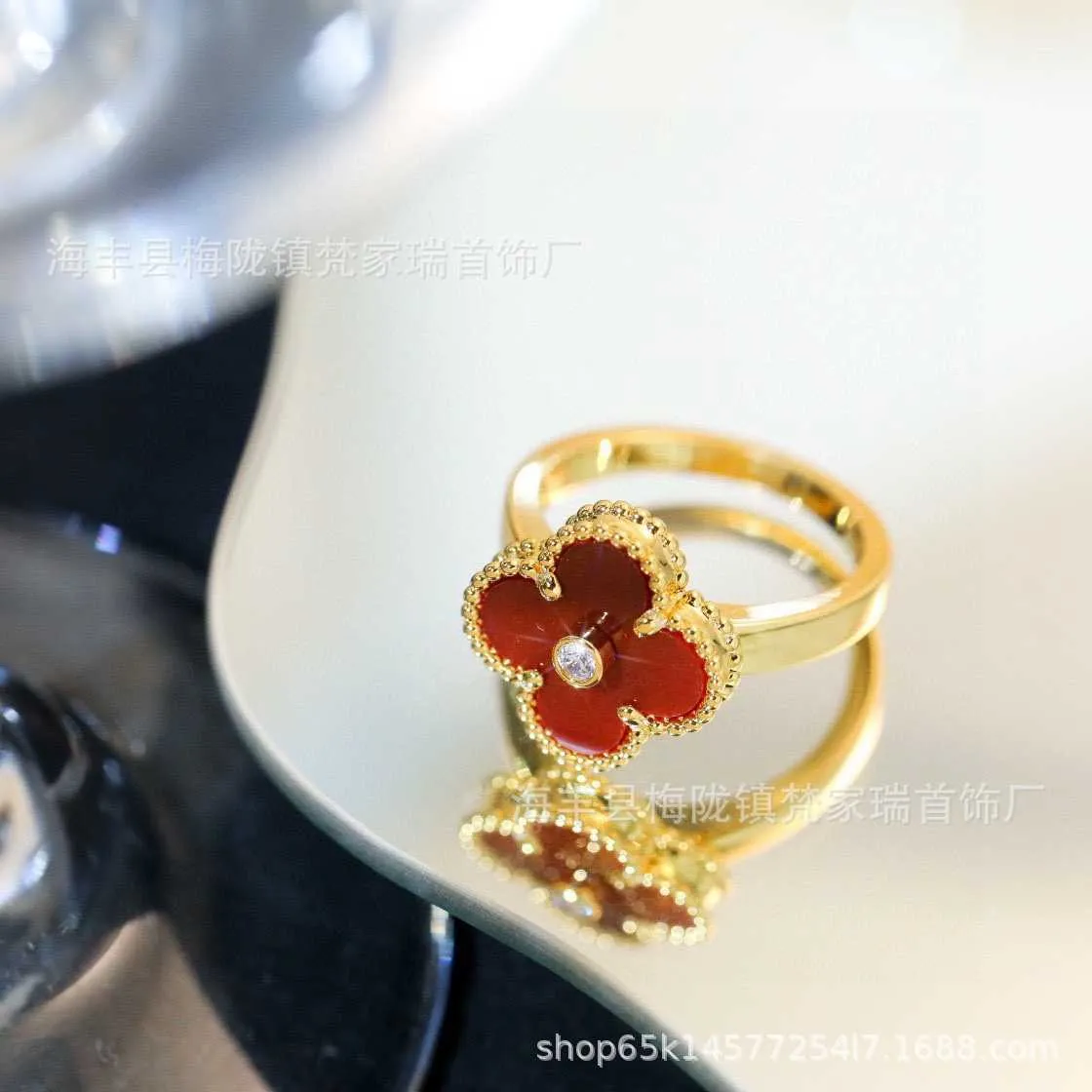 Designer Brand High version VAN K Gold Clover Ring Natural White Fritillaria Personality Lucky Flower Agate with Diamond Finger O