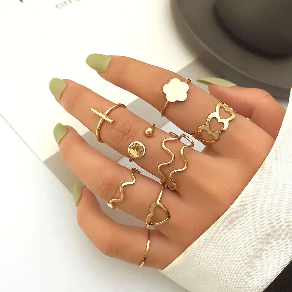 Instagram Trendy Cold Wind Women's Ring Heart Wave Gelenkblume Cross 8-teilige Handstückset Set
