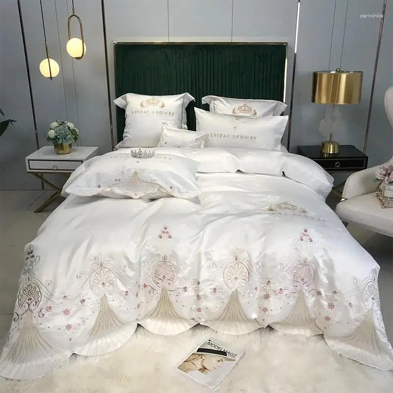 Sängkläder sätter lyxigt silkes bomullsset avancerad europeisk broderi täcken täcker sängkläder täcke lakan kudde