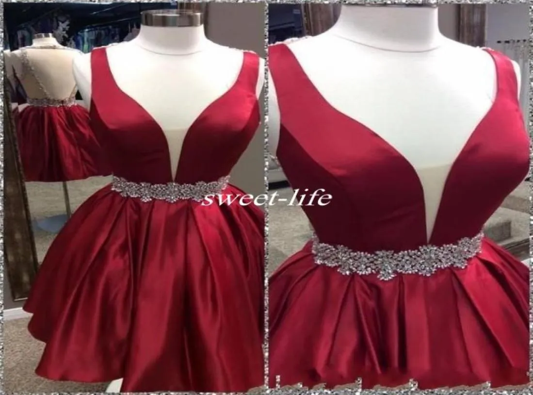 Sexy Deep V Hals ärmellose kurze Heimkehrkleider Kristalle Rückenfreie Prom Partykleider Mitte in Dark Red 2020 Aline9469810