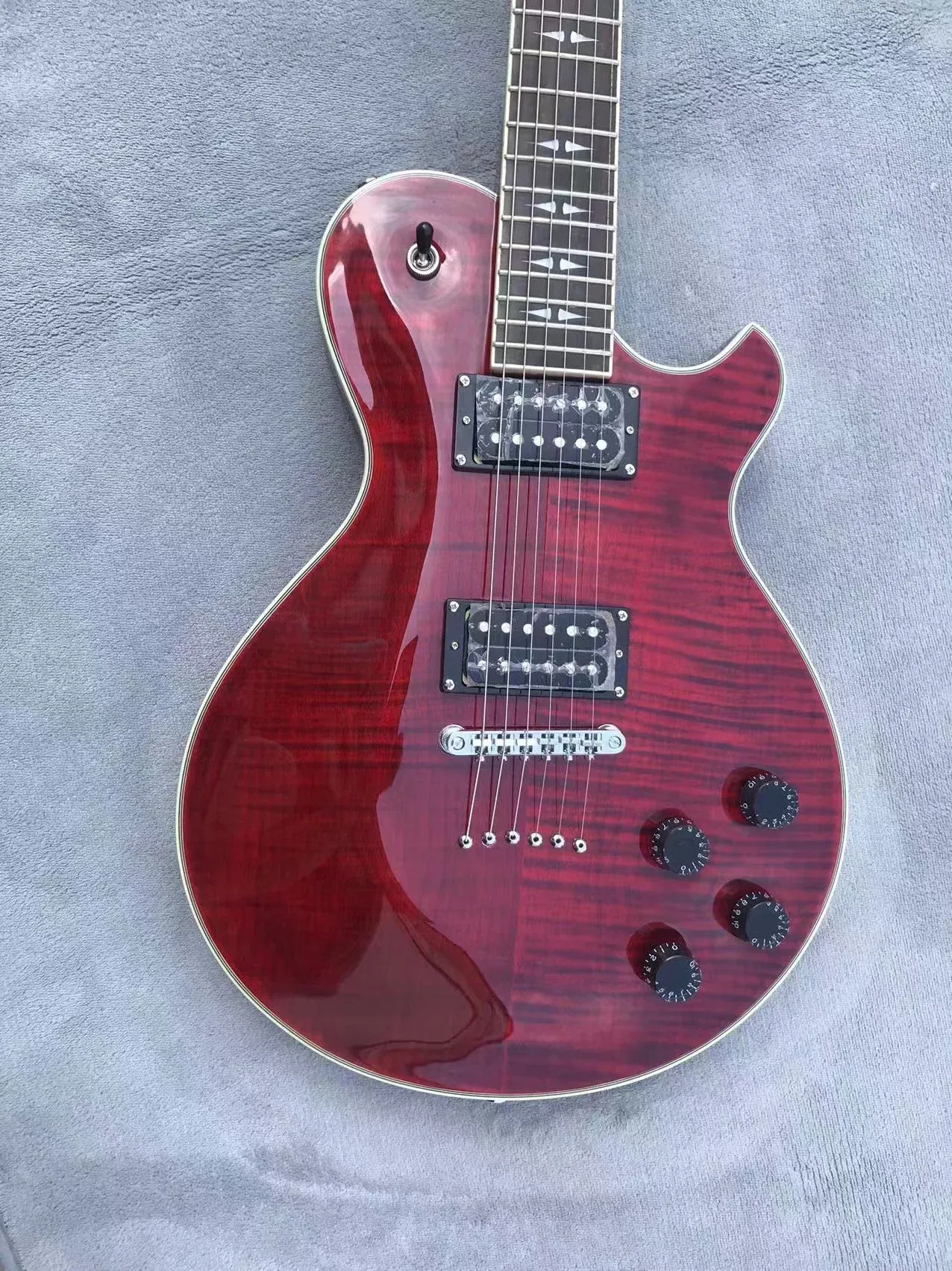 Kablar äkta Mchael Kelly Electric Guitar Tiger / Flame Maple Top med original hardwares i lagerrabatt gratis frakt C1047