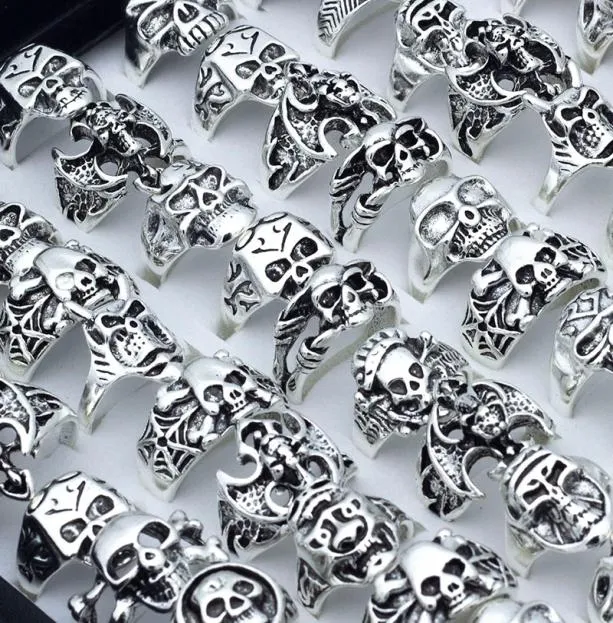 50 Mélange de pièces Mélange Taille Petits anneaux de crâne entier pour les femmes Men Statement Punk Squelette Fashion Jewelry3253179