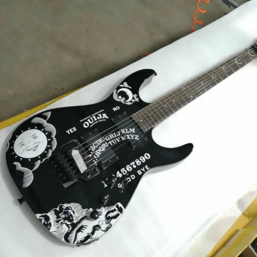Kabels nieuw !!!Balck Color Kirk Hammett Ouija Elektrische gitaar Solid body met persoonlijkheid Patterm Cover Black Hardware