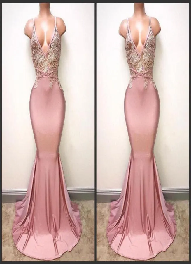 2019 Nuevos vestidos de fiesta de graduación de color rosa polvoriento sexy sin espalda Spaghetti aplicados con cuentas largas vestidos de fiesta de tren a la altura.