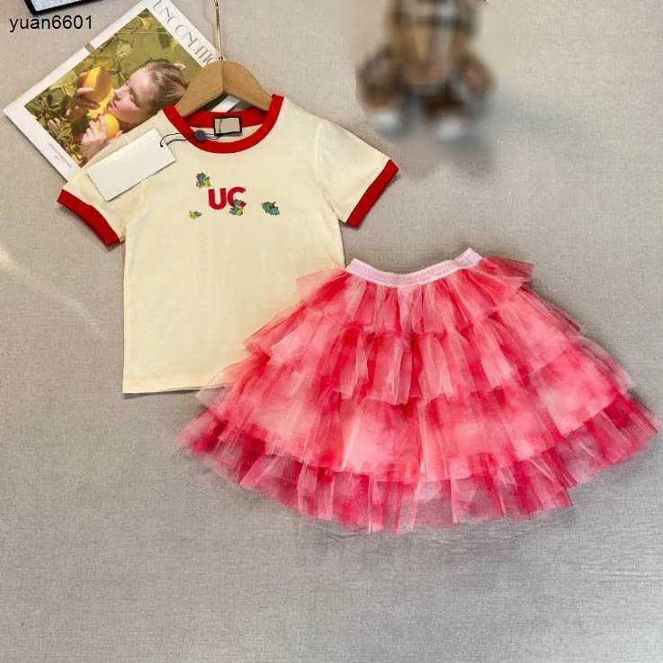 Populära babybanor Summer Girls Dress Suit Kids Designer Kläder STORLEK 90-160 CM LOGO TRINKT T-shirt och röd spetskakan kjol 24April