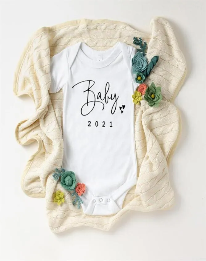 Baby Coming قريبًا 2021 Onesie Print Prategancy Edrenancy Prognancy Budysunancy تكشف عن الجسدية الطول طفل الطفل onesie242f7360586