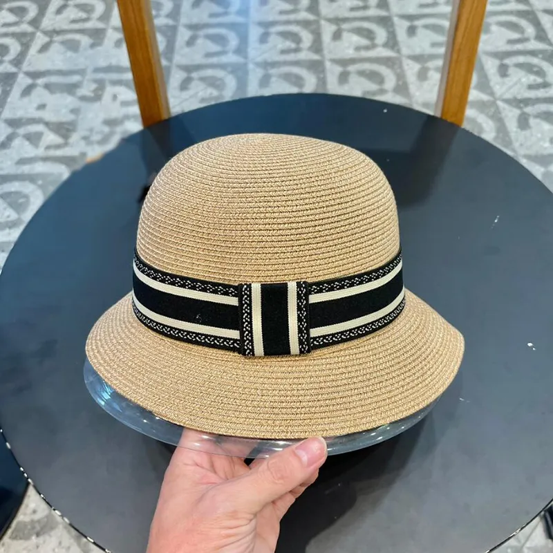 Luxury Designer Cap feminino feminino tecido de palha de sombreamento com chapéus de aba grande estilo de praia simples e generoso versátil