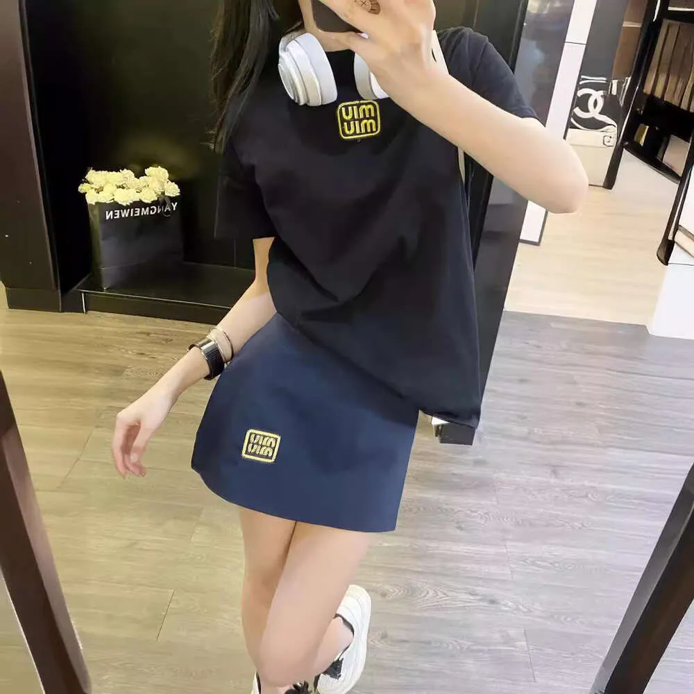 レディーススーツブレザーMI24春/夏の女の子のスタイルは刺繍文字丸い首短袖Tシャツ+ハイウエストAラインスカートセット