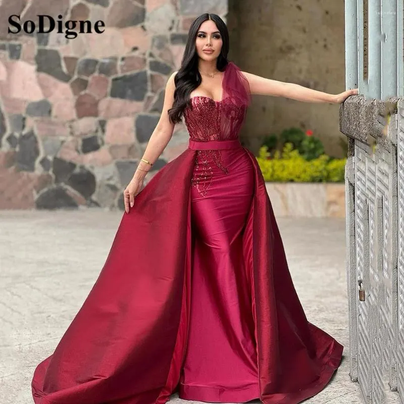 Party Dresses Sodigne Dubai Luxury Satin Prom med löstagbar tåglila pärlstav en axel formell specialtillfälle klänning