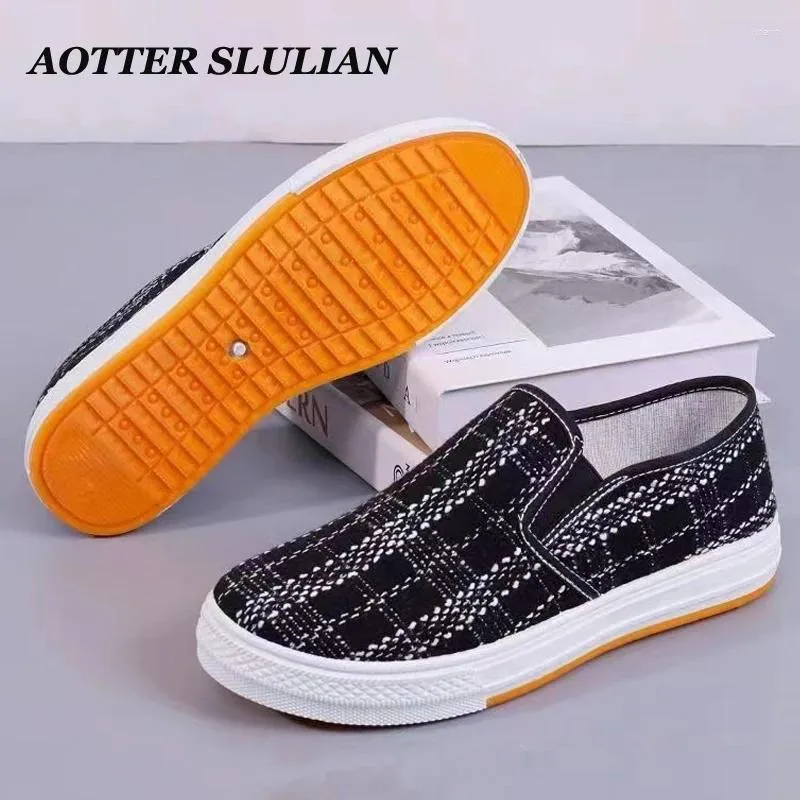 Lässige Schuhe 2024 Fashion Slip-on Lazy atmable Outdoor Stoffschuh Sport Sport lauft Sneaker Weichschuhe für Frauen weibliche Mädchen