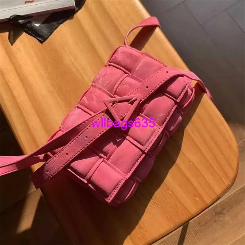 Leder -Umhängetaschen Bottegvvenet Designer -Taschen Tasche mit Parodie authentische Frauenbeutel 2024 Sommer neu Rose Pink gewebte Kissenbeutel kleiner Platz auf haben Logo Hbjp3f