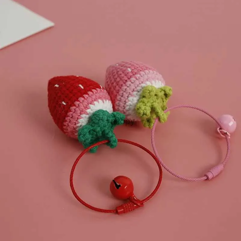 Keychains Lonyards Sweet Tiven Strawberry Pendant laine Croched Fruit Hanging Car Keychain Sac Accessoires Charme