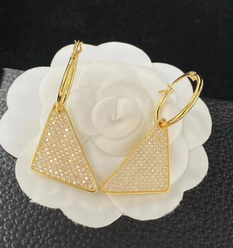 Chic Charm Earrings 18l Gold Geometric Triangle Diamond Inlay Band Gift Box Embossed Stamp Stud Earrings Pendant Women Party Weddi9502392