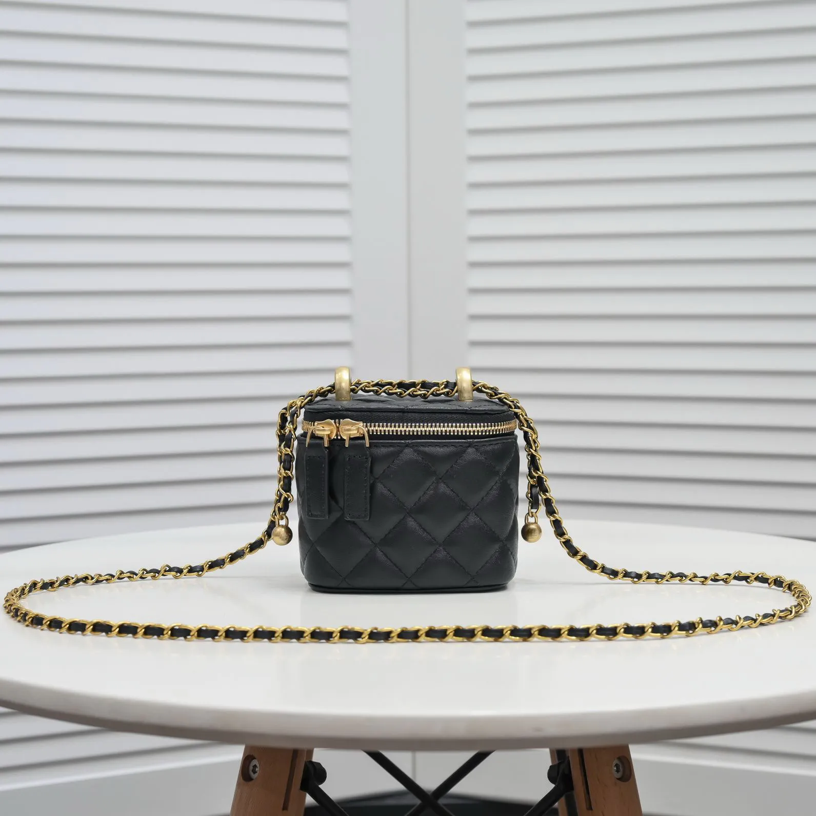 Ünlü marka kadınlar tote çanta tasarımcısı çanta gerçek deri kuzu derisi mini messenger çanta crossbody klasik kanatlı kadın çantası cüzdan x248 altın zincirler makyaj çantaları