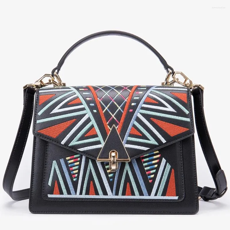Axelväskor kvinnor äkta läder handväskor kvinnliga lyxdesigner crossbody varumärke broderad etnisk stil väska mode flpas för damer