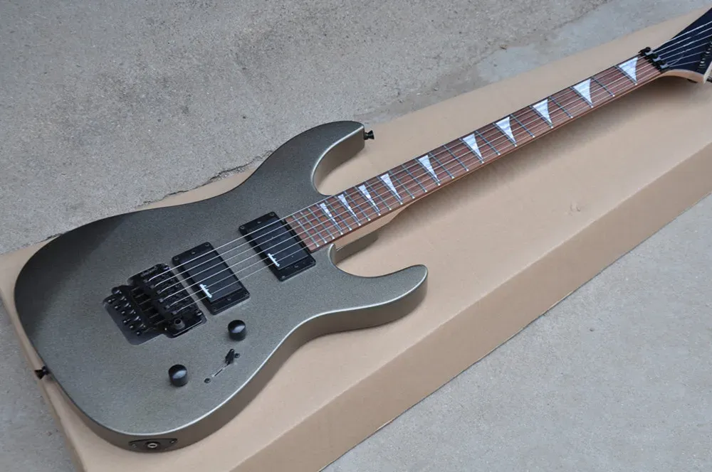 Guitare gris guitare électrique avec plongerie en rose