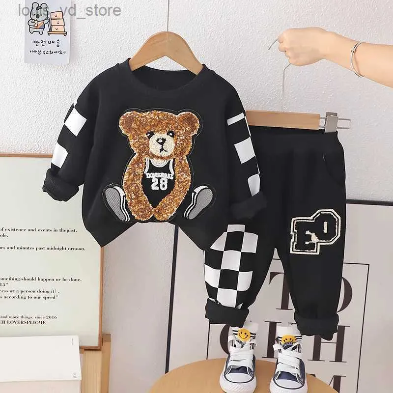 Conjuntos de roupas Spring Baby Girl Boy Borderyer Roupas Conjunto infantil Cartoon esportivo Urso Sorto de moletom e calças TRATO DE COLOGEM TRATO T240416