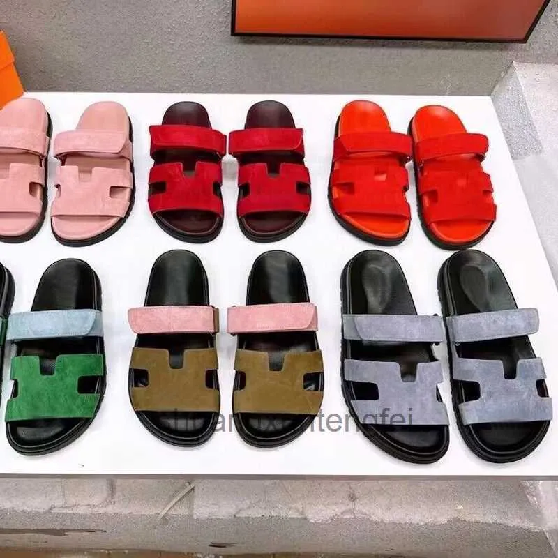 Flipers de praia verão clássico de luxo de luxo desenho animado Big Head Cabeça Curra plana Sandalle Sandals Hotel Bath Men slides Sapatos de grife de grife 35-42-45 com caixa