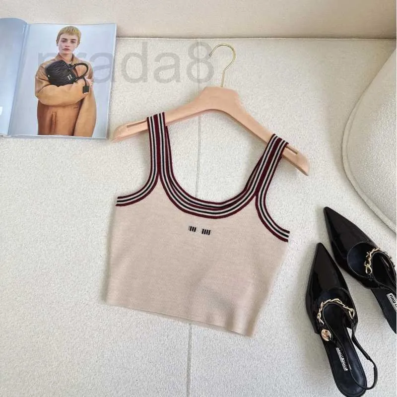 Designer Camisoles Tanks 2024 Lente/zomer Nieuwe contrasterende gestreepte brief geborduurd gebreide Camisole Vest voor vrouwen T847