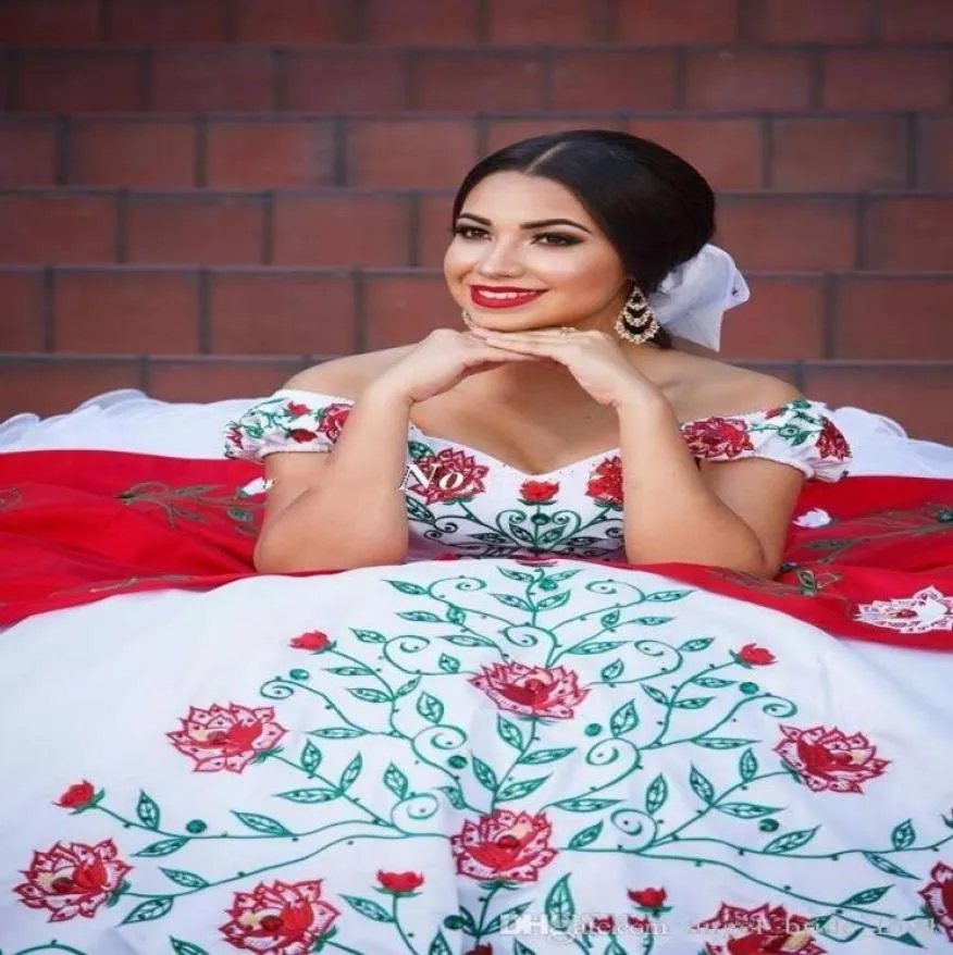 2018 Nya sexiga röda vita satinbollklänningar broderi quinceanera klänningar med pärlor söta 16 klänningar 15 år prom klänningar bq388405313