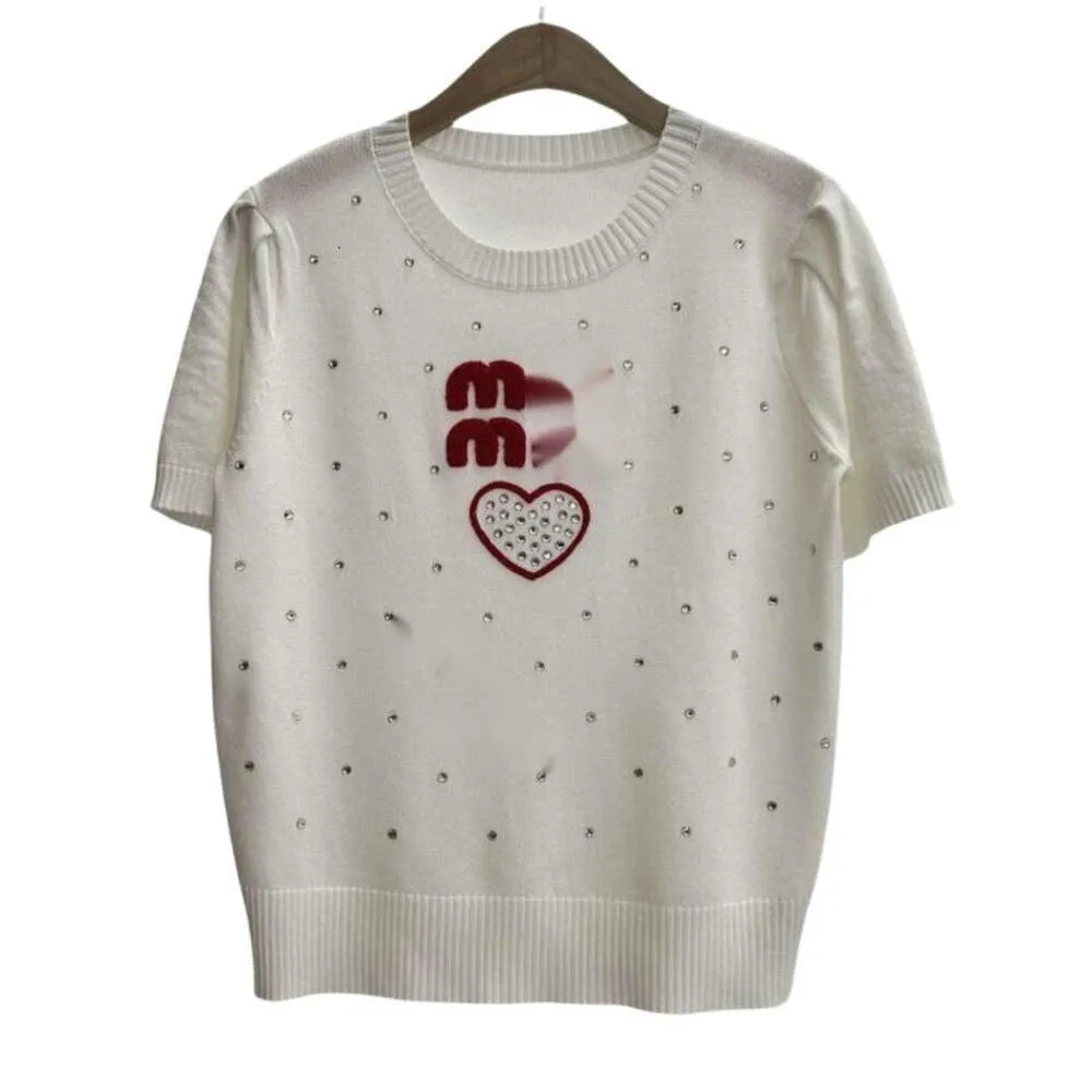 MIUMIUES TシャツデザイナーラグジュアリーファッションクラシックレディースTシャツ春/夏新しいレター刺繍ラブネイルダイヤモンドラウンドネックプルオーバー半袖