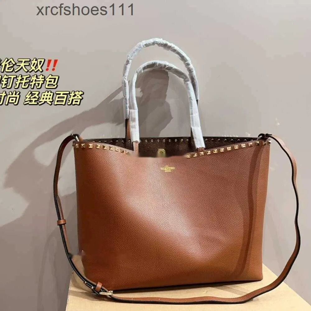 Women valenn Shoulder Bag Quality Leather Designer Handbags Casual Fashion Totes High Bags Soft Stud Strap Large Tote Capacity UBBJ Y2GA 6BBC