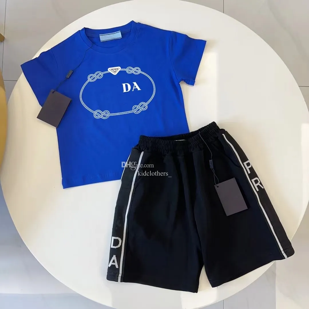 Kid T-skjorta Baby Designer Två stycksuppsättningar Småbarn Designerkläder 1-14 Ålder Summer Girls Boy Set onsdag 100% Bomull Bekväm andningsbar Pullover Kort ärm