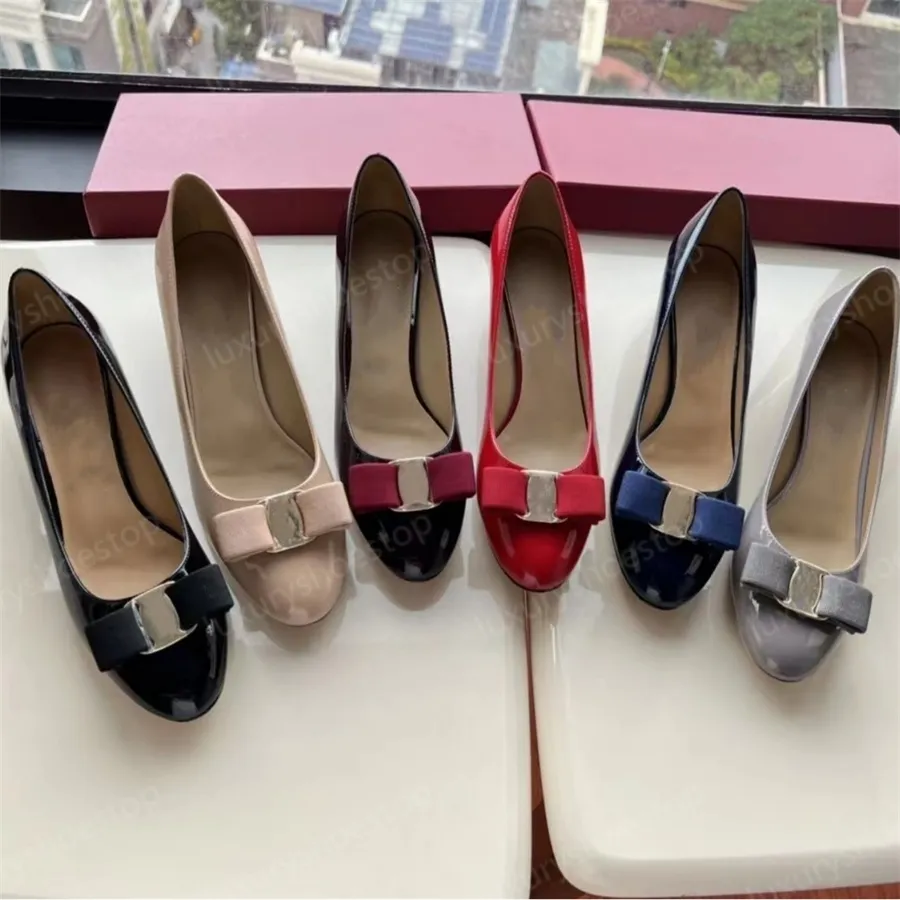 Designer Summer Fashion Temperament Patent Nieuw hoogwaardige ballet vrouwen Brand Jelly Shoe Girls Holiday Mary Janes schoenen ondiepe mond hoge hakken enkele schoenen