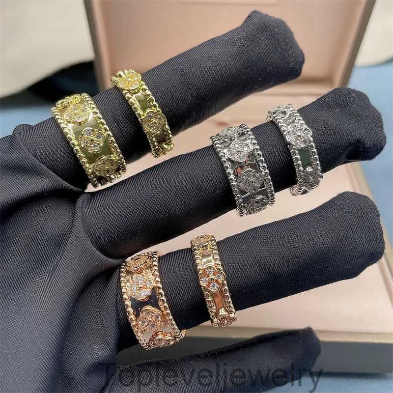 Populär ringdesigner Sweet Clover Plated Silver Ring Kaleidoscope Mens Luxury Designer Rings Flower Metal Female Many Lovers Par Gift 2024 Trendy ZL169 F4