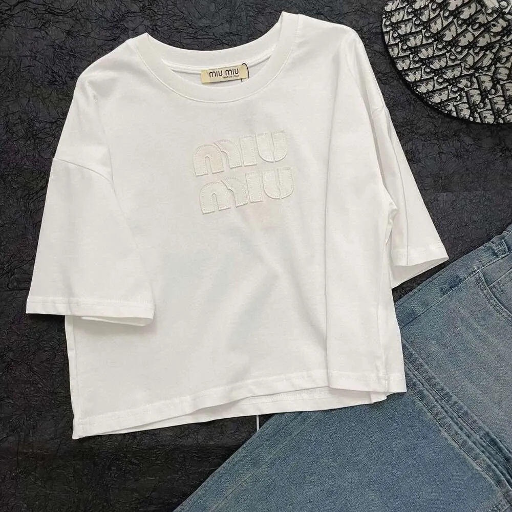 MM Famiglia 24SS Nuova manica a tee Letter Decorazione ricamo a collo rotondo Design del collo Fashion Versatile Scello Short Short for Women