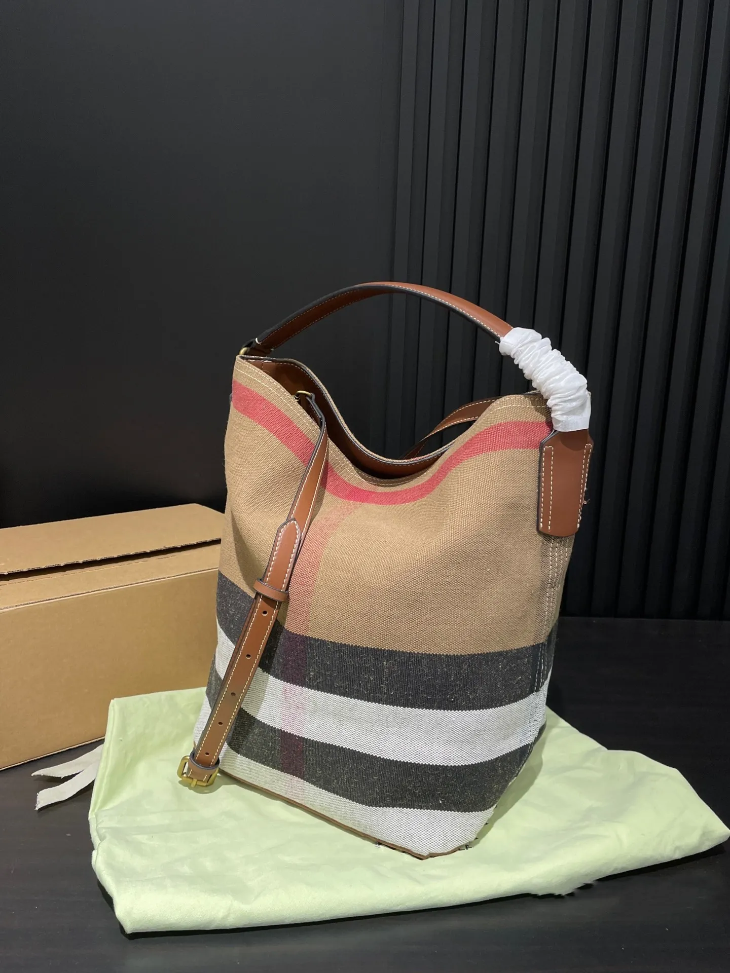 Högkvalitativ lyx Läder Bucket Bag Womens Men Designer Marc Tote Classic Drawstring Axel mode plånbok hinkar topphandtag pursar handväska crossbody väska