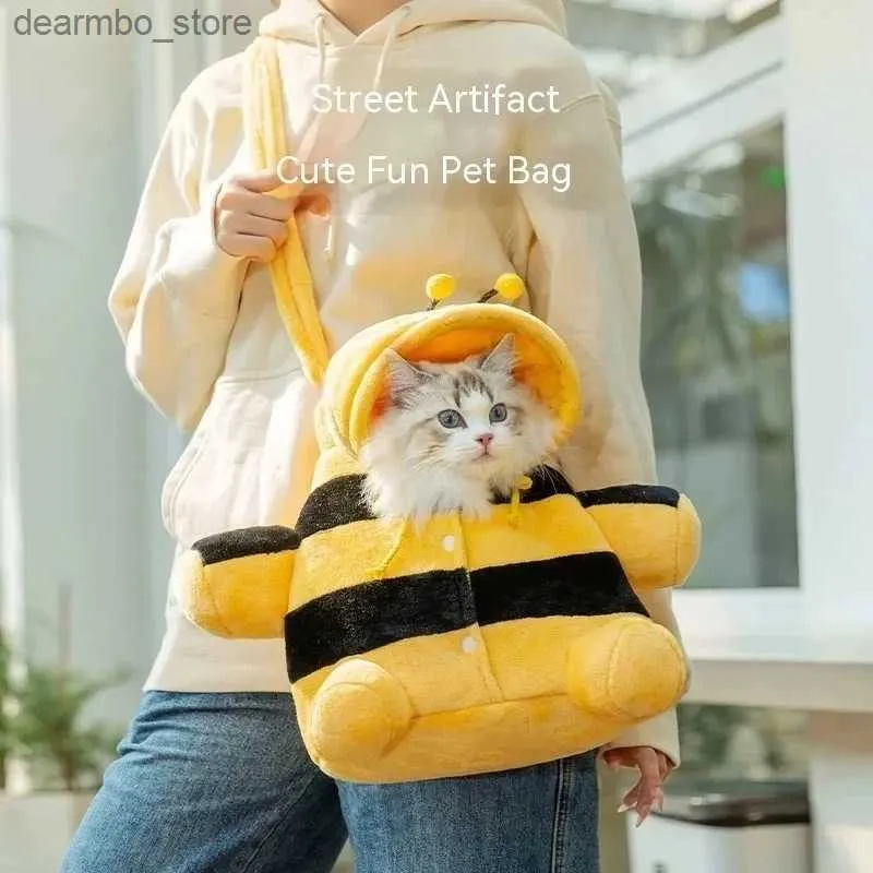 Cat Carriers Crates House Cue Pet Carrier Bainternet Celebrity Autumn and Winter Warm Pet Outin Söt Little Bee House Toy Cat Clothes L49