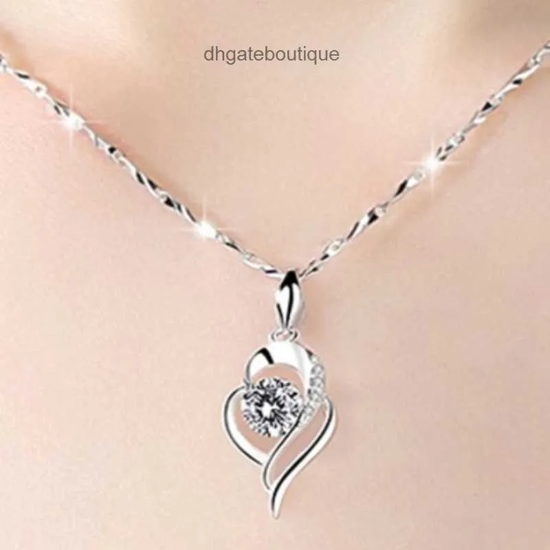 Nuova collana di lusso leggera Ciondolo da regalo per le donne con una catena di colletti unica singolare.