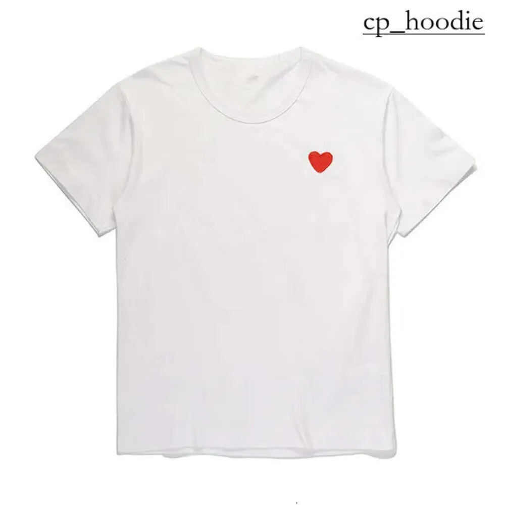 Commes des garcon Designer Tshirt Red Heart Fashion Fashion Men et Femme Couple de manches courtes Cdgs T-shirt Loose Coton sec et coton brodées Broidered COMS DES GARCON T-shirt 1034