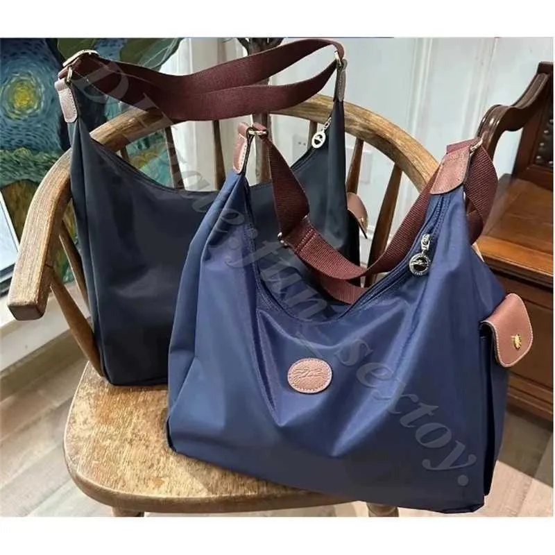 Folga de bolsas de varejo por atacado de 95% da versão feminina de alta qualidade em bolsas literárias nylon luxury crossbody student canvas garotas bag faculdade de faculdade para mensageiro