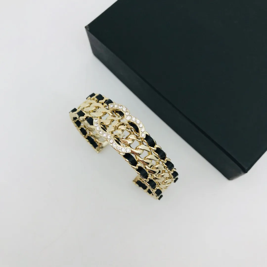 Europeisk och amerikansk modestil armband ståltryck kvinnors armband lyxdesigner smycken ihålig öppning mässing armband bröllop par gåva armband