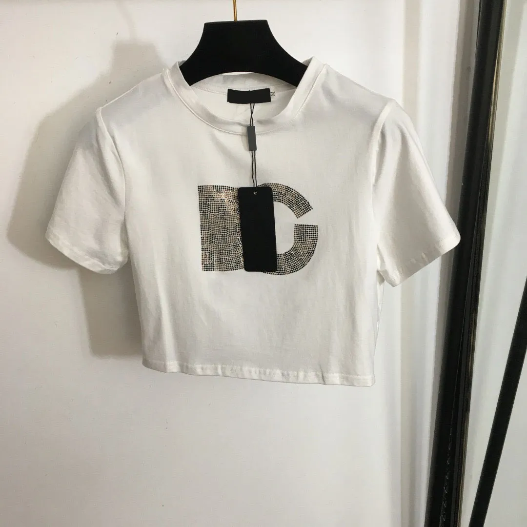 2024 Tasarımcılar T-Shirts Moda Tişörtleri Erkek Kadınlar Yeni Leopar Baskı Sıcak Matkap Mektup Kısa Kol Kısa Tişört Beyaz Siyah Bayanlar Üst Bluz Elbise Casent Crod Smlxl