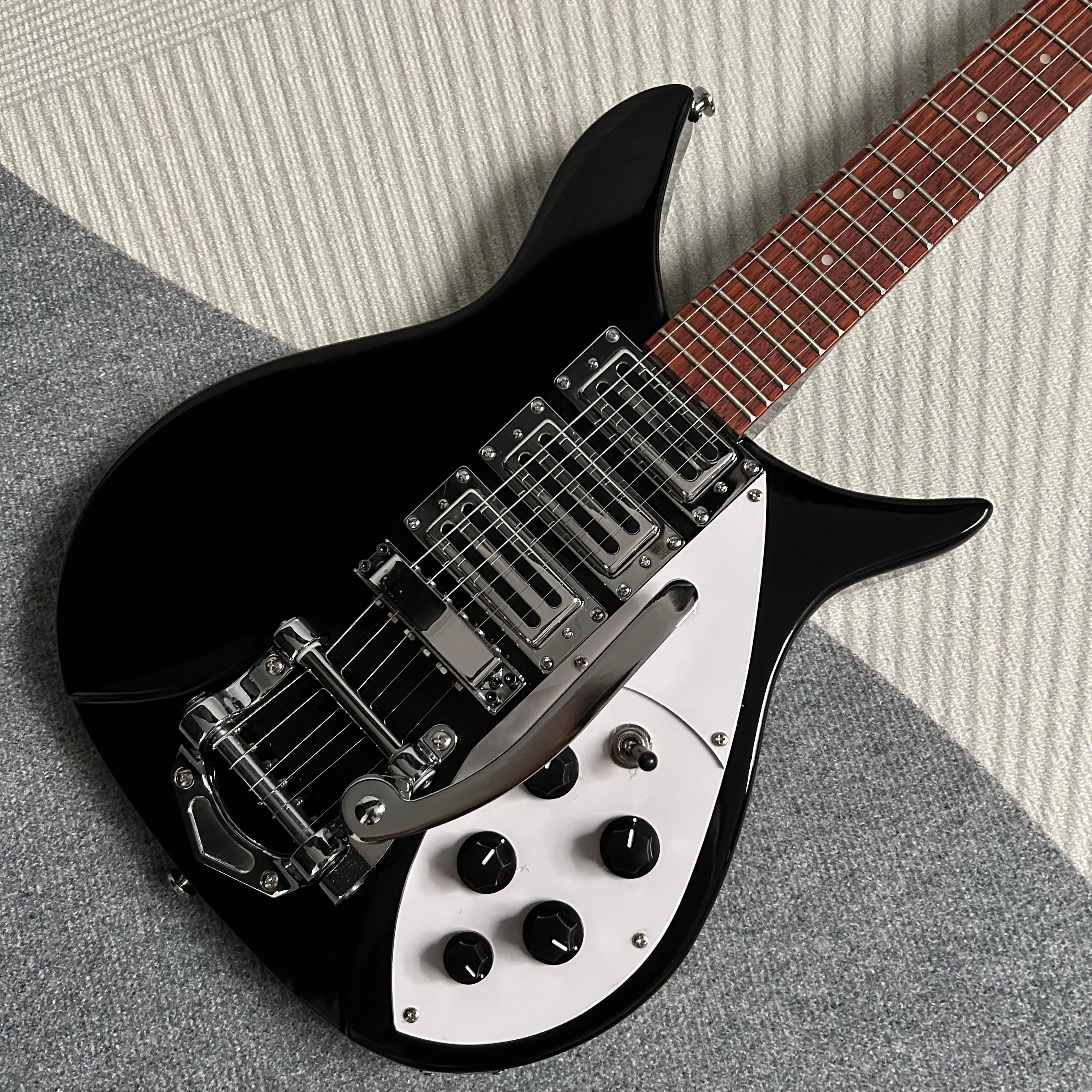 Ricken 325 elektrische gitaar, Tremolo System Bridge, Black Color, Rosewood Fletboard, Basswood Body, gratis schip